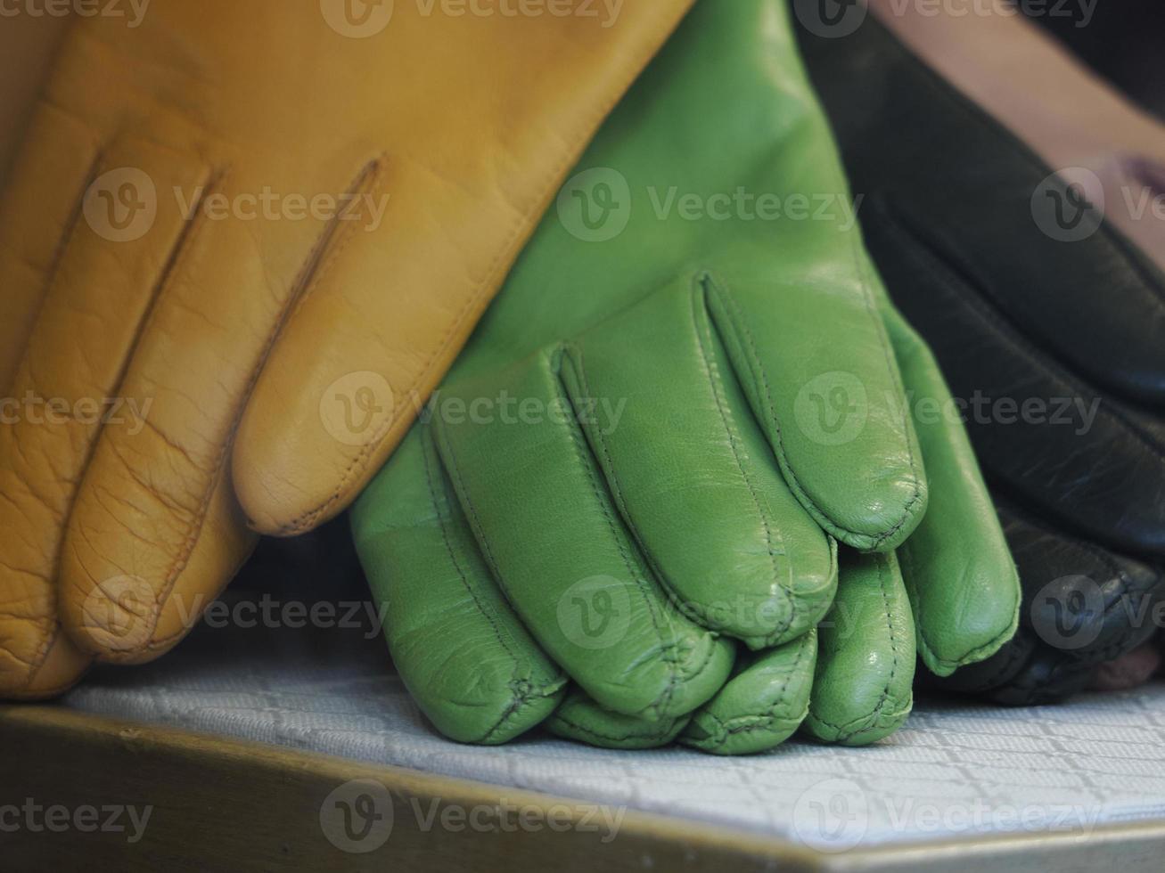 muchos guantes de cuero de diferentes colores foto