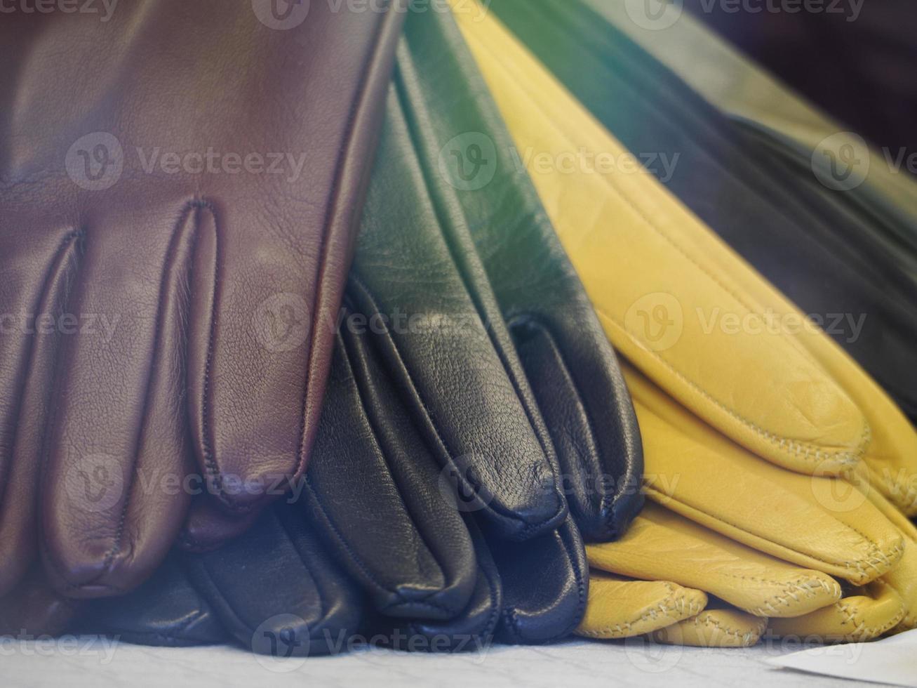 muchos guantes de cuero de diferentes colores foto