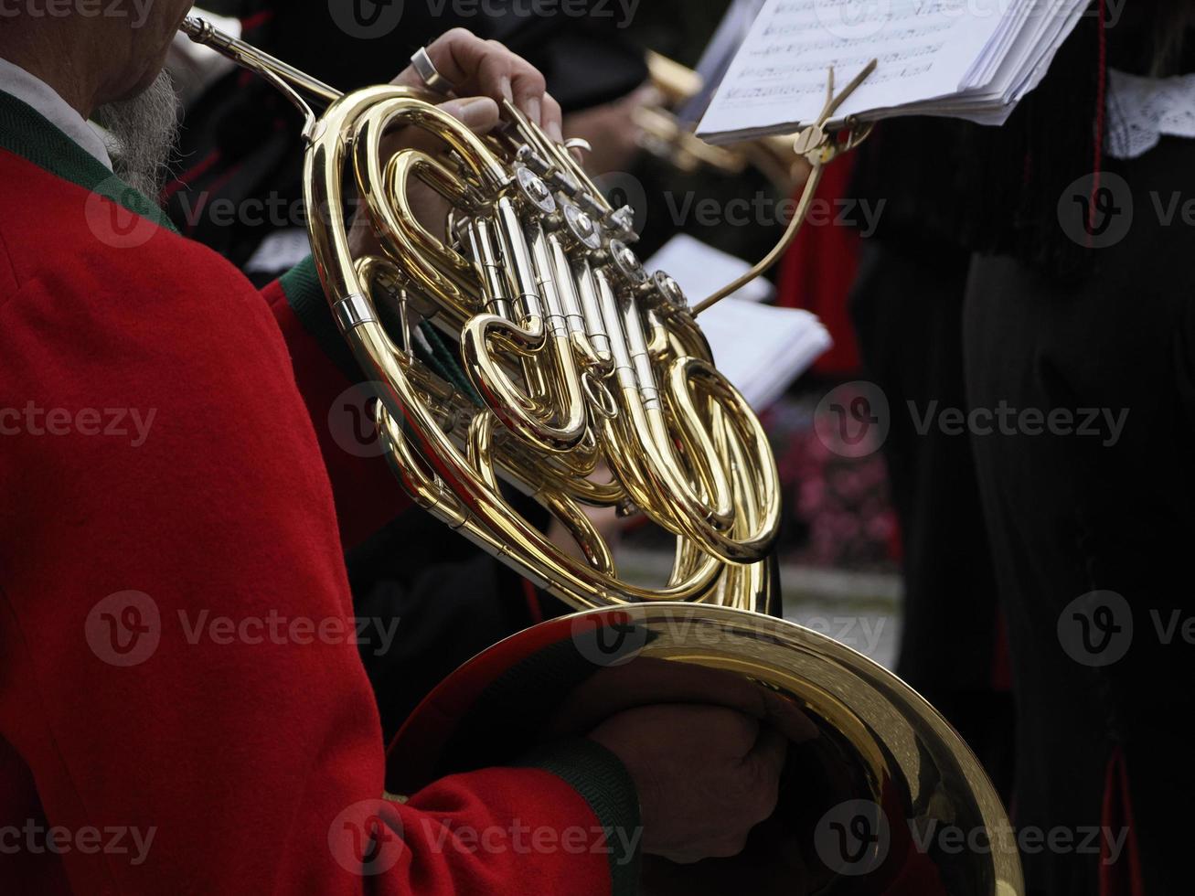 manos tocando la trompa foto