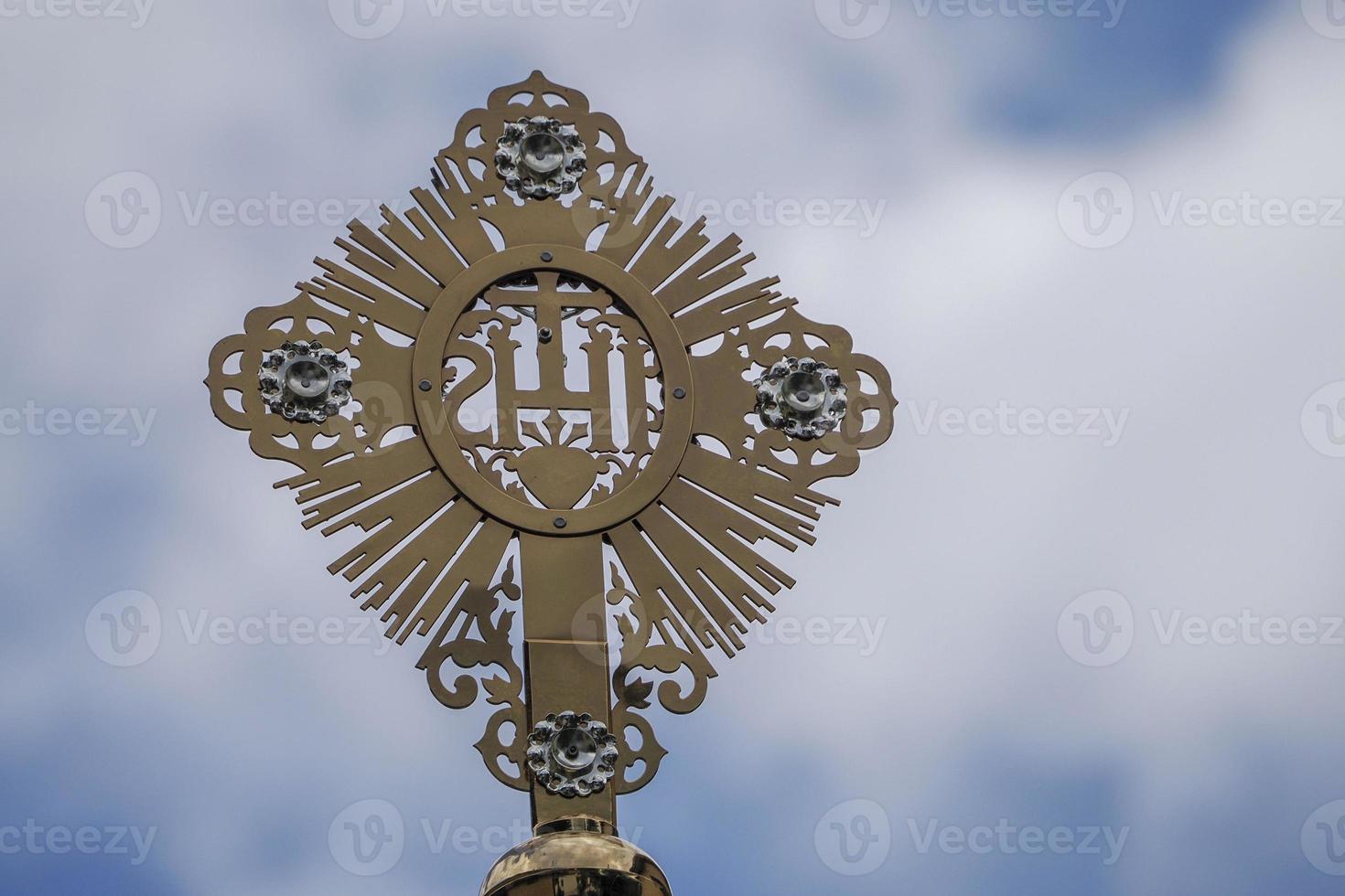 detalle del símbolo de metal de la iglesia ihs foto