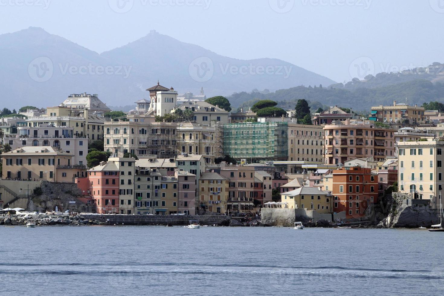 el hermoso pueblo de boccadasse en genova foto