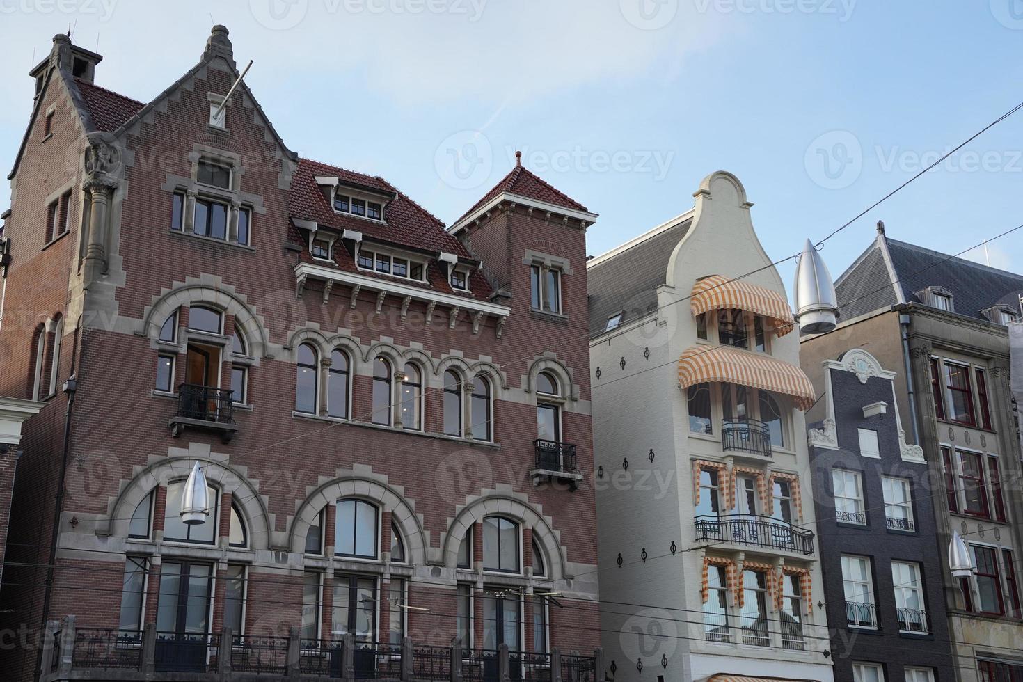 casas antiguas históricas en el centro de amsterdam. Países Bajos foto