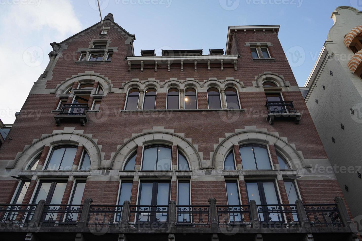 casas antiguas históricas en el centro de amsterdam. Países Bajos foto