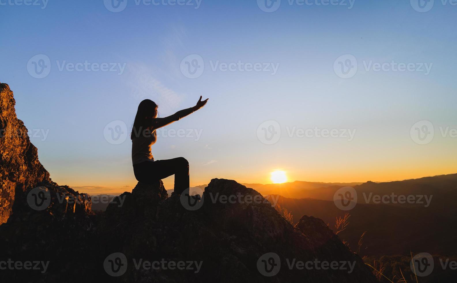 silueta de mujer cristiana rezando a mano, espiritualidad y religión, hombre rezando a dios. concepto de cristianismo. libertad y aventura de viaje. foto