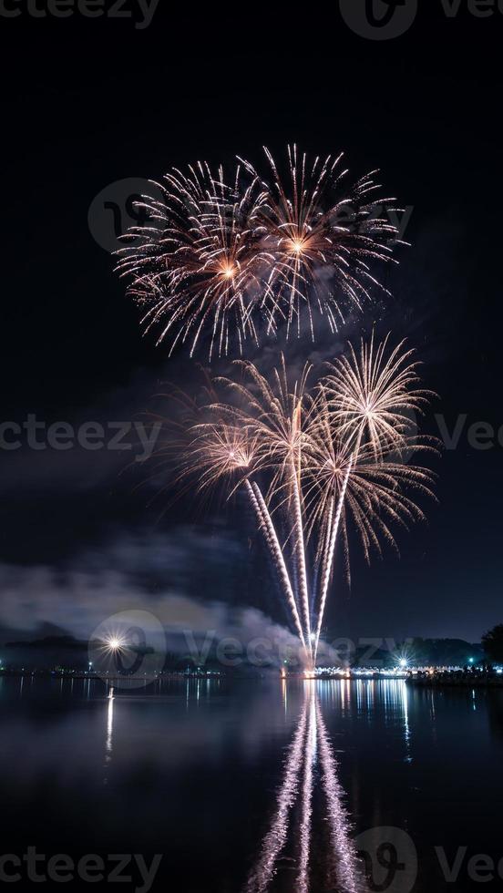 celebración de fuegos artificiales en la noche en el suan luang rama ix foto