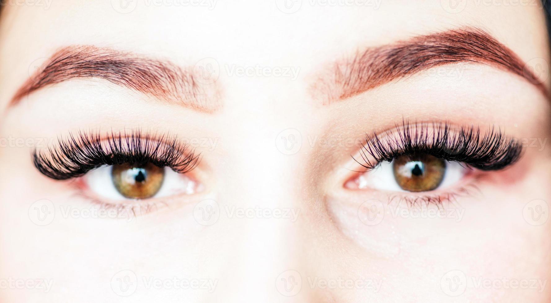 ojos de mujer con pestañas largas y maquillaje de ojos ahumados. extensiones de pestañas, maquillaje, cosmética, belleza foto