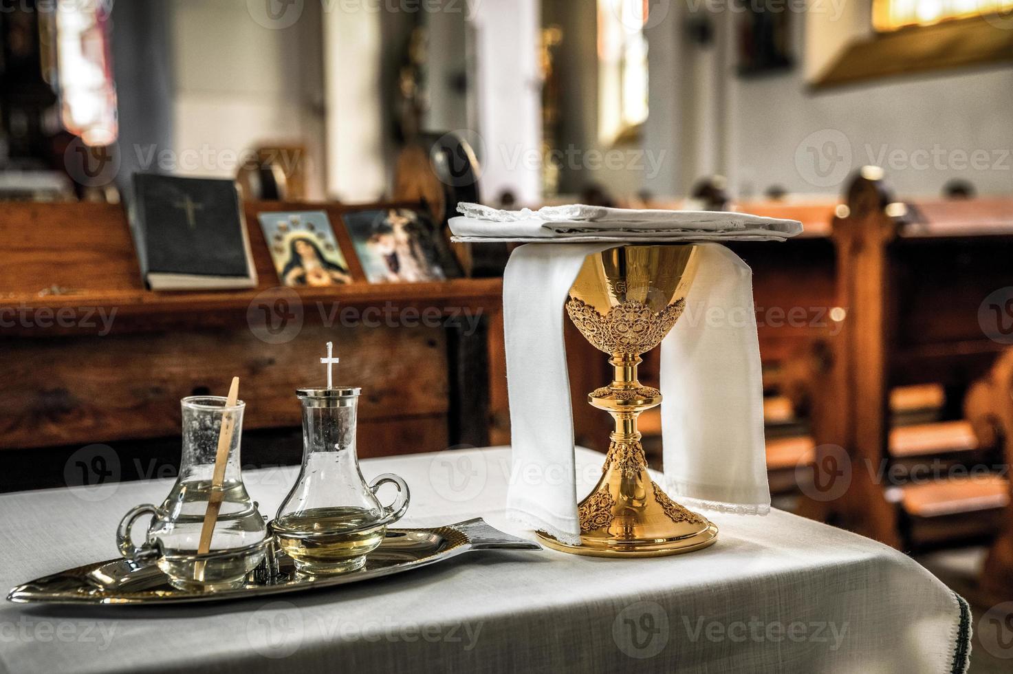 agua bendita y eucaristía en la iglesia foto