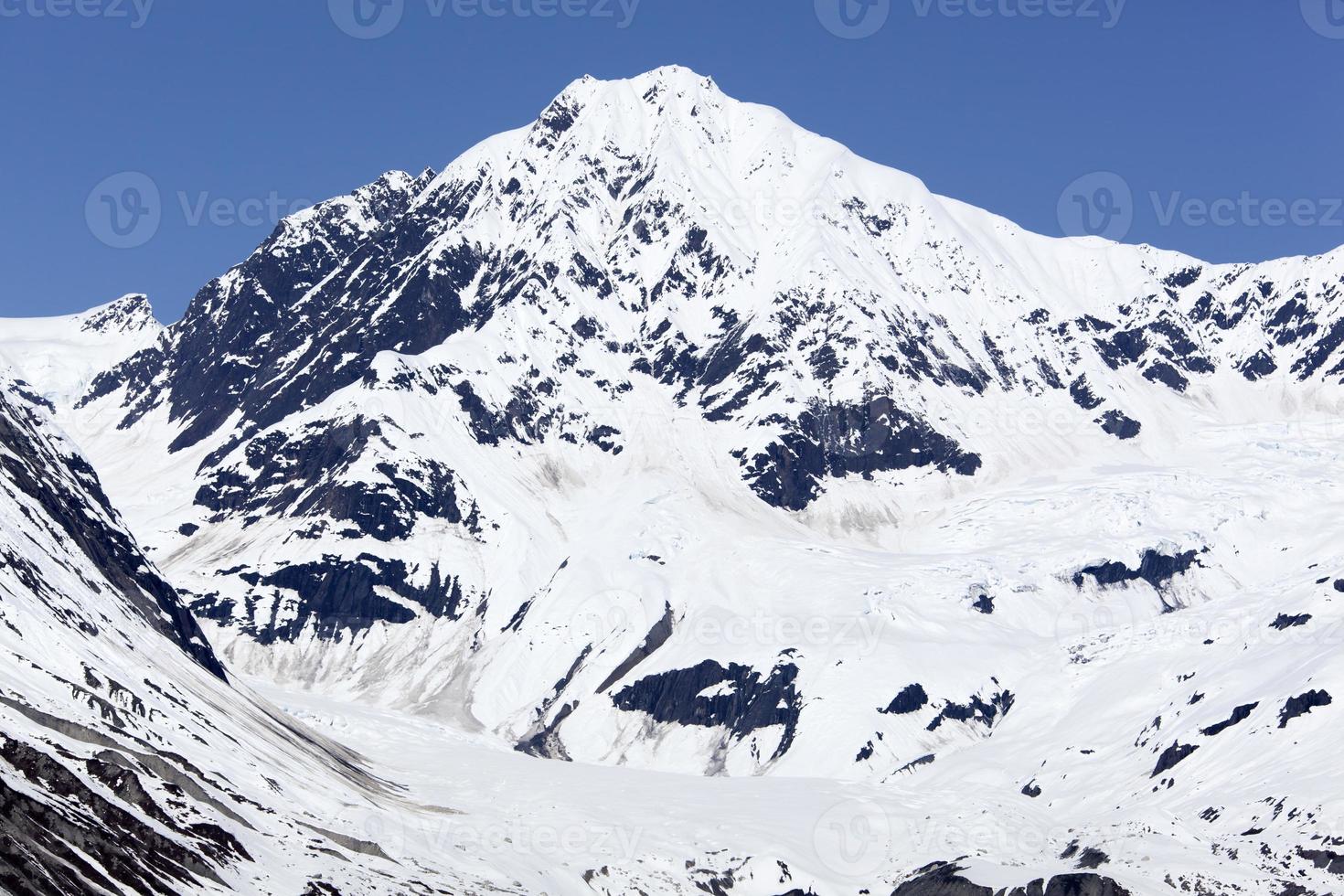 montaña del parque nacional de la bahía de los glaciares en la nieve foto