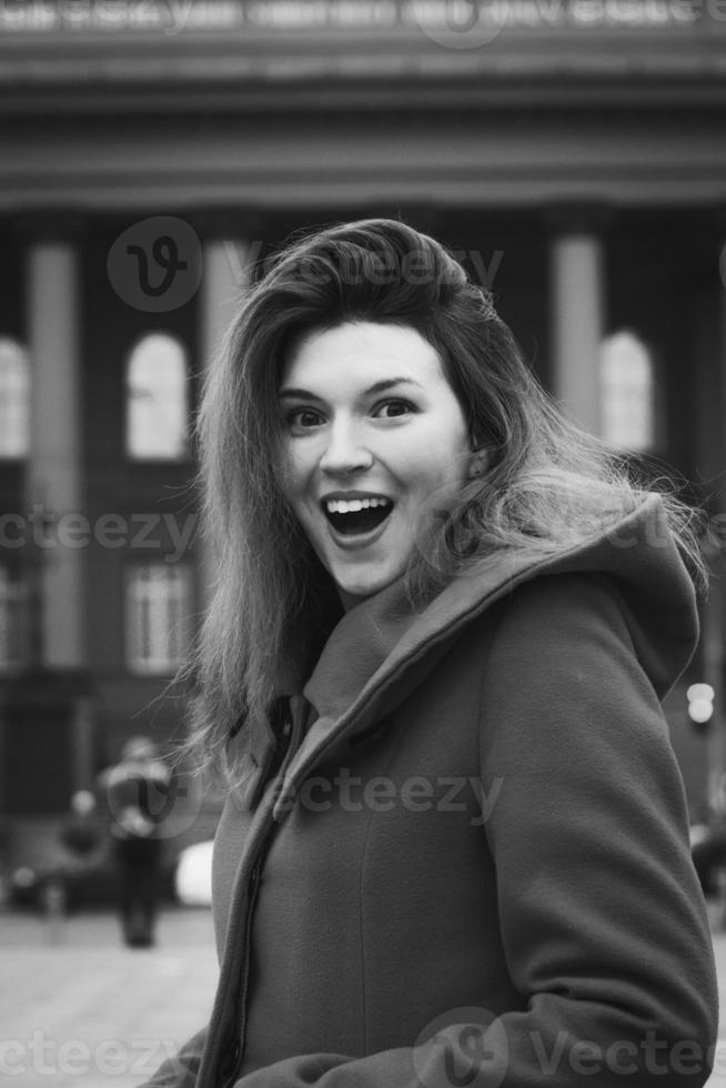 cerrar feliz mujer emocional en la calle imagen de retrato monocromo foto