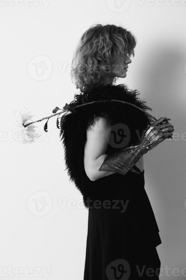 mujer elegante con guante de metal y retrato monocromo de dalia fresca foto