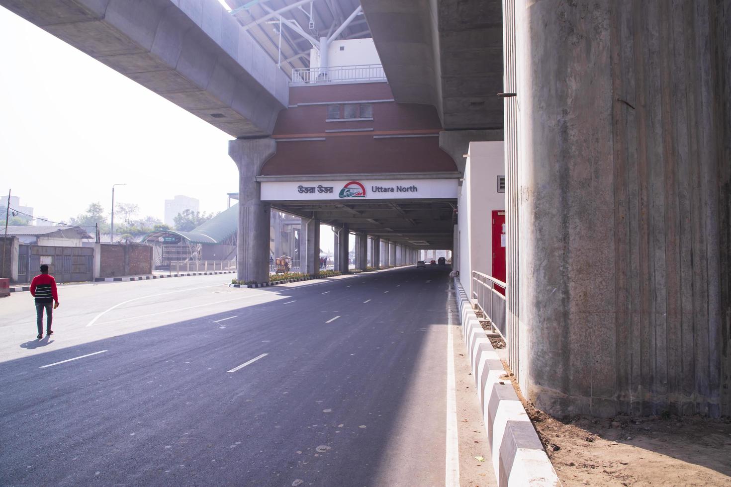 10 de enero de 2023 dhaka-bangladesh vista de la estructura hacia el cielo del mrt de tránsito rápido masivo del metro de dhaka en bangladesh foto