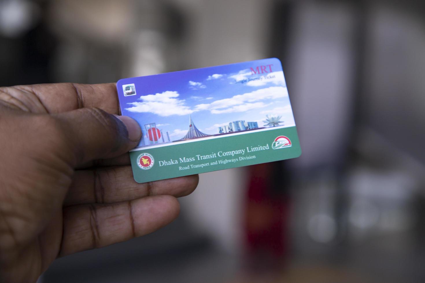 10 de enero de 2023, dhaka-bangladesh la tarjeta de billete de un solo viaje del sistema mrt de tránsito rápido masivo del metro de dhaka se puede comprar en las máquinas automáticas de tarjetas de viaje en cada estación foto