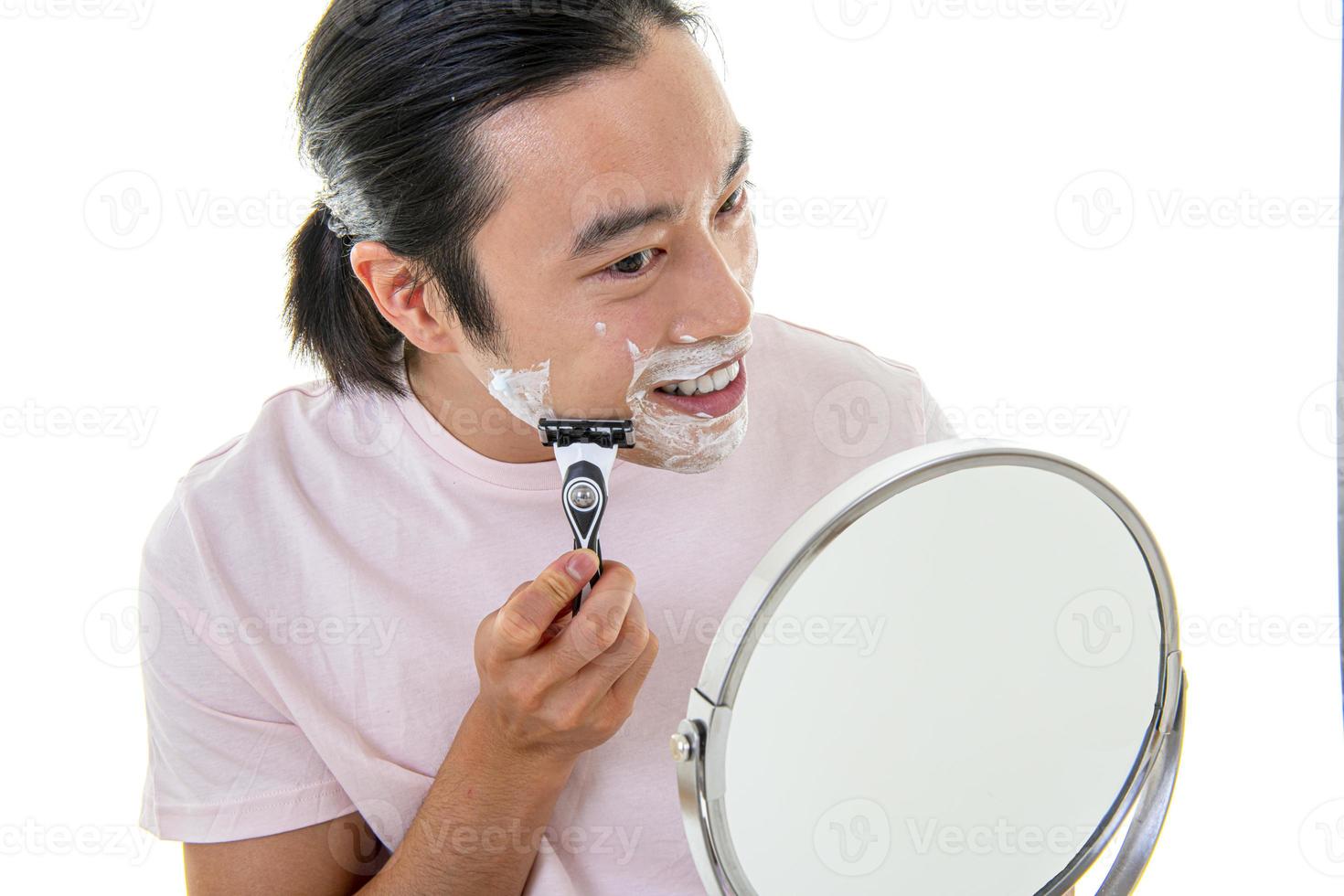 chico serio afeitándose la barba foto