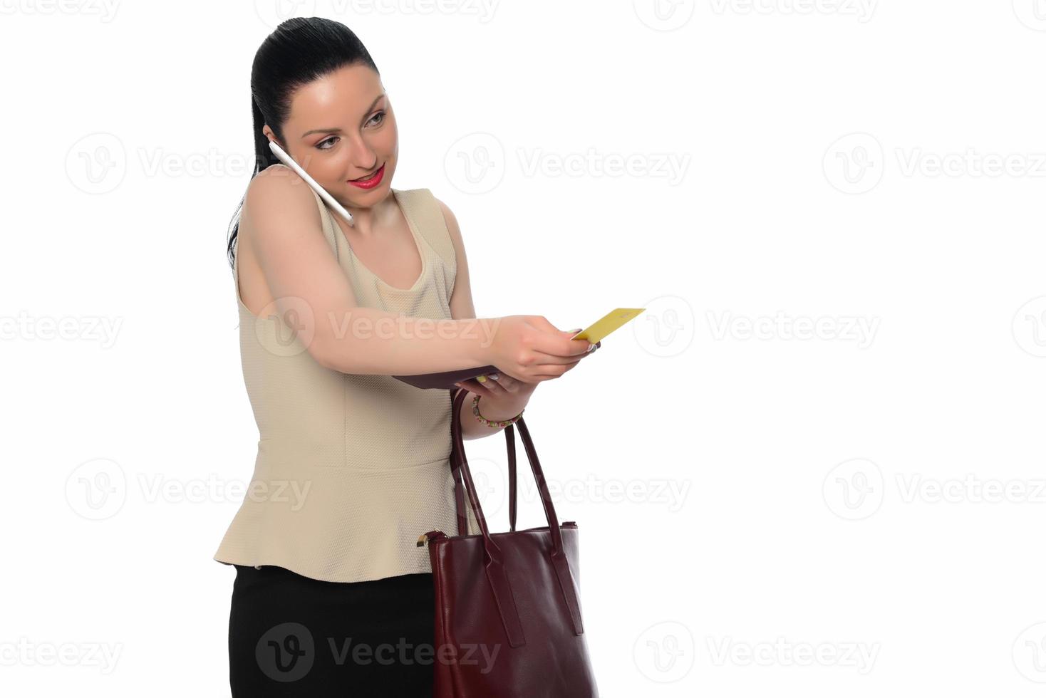 retrato de una joven mujer de negocios sonriente hablando por teléfono móvil y mirando hacia otro lado en el espacio de copia aislado sobre fondo blanco foto