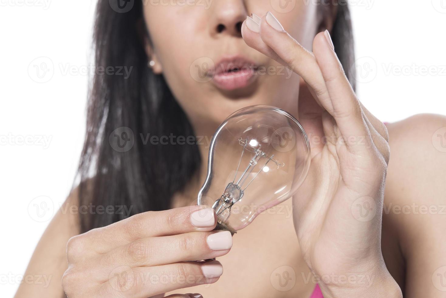 mujer sosteniendo una bombilla. concepto de innovación con tecnología, innovación y creatividad, concepto de presentación de ahorro de energía. mujer joven mano sujetando una bombilla foto