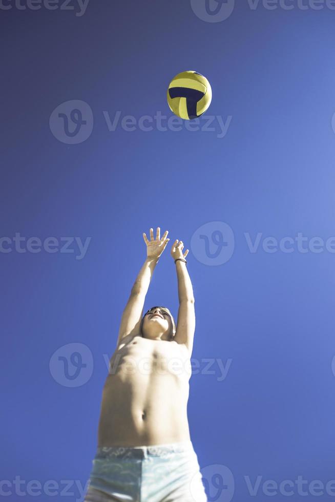 niño jugando voleibol foto