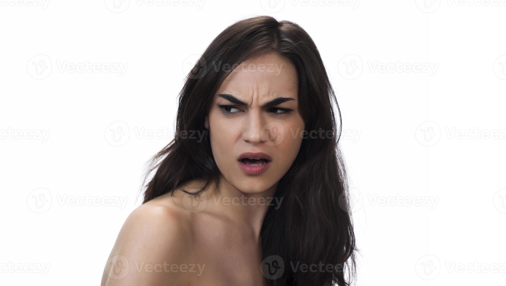 retrato de mujer atractiva sobre fondo de pared blanca foto