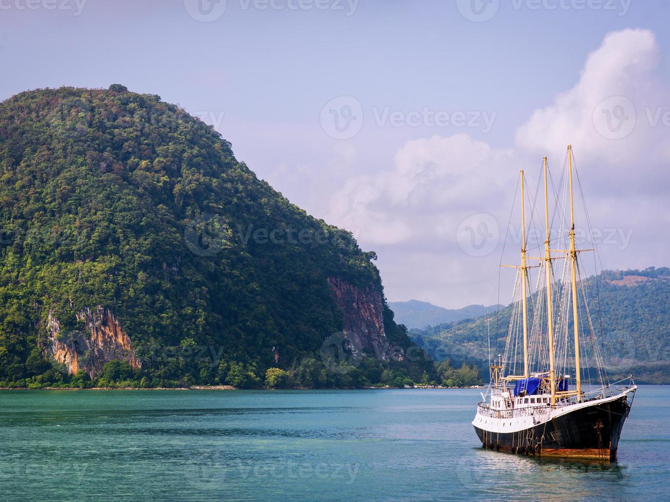 un yate anclado en la isla de langkawi, malasia foto