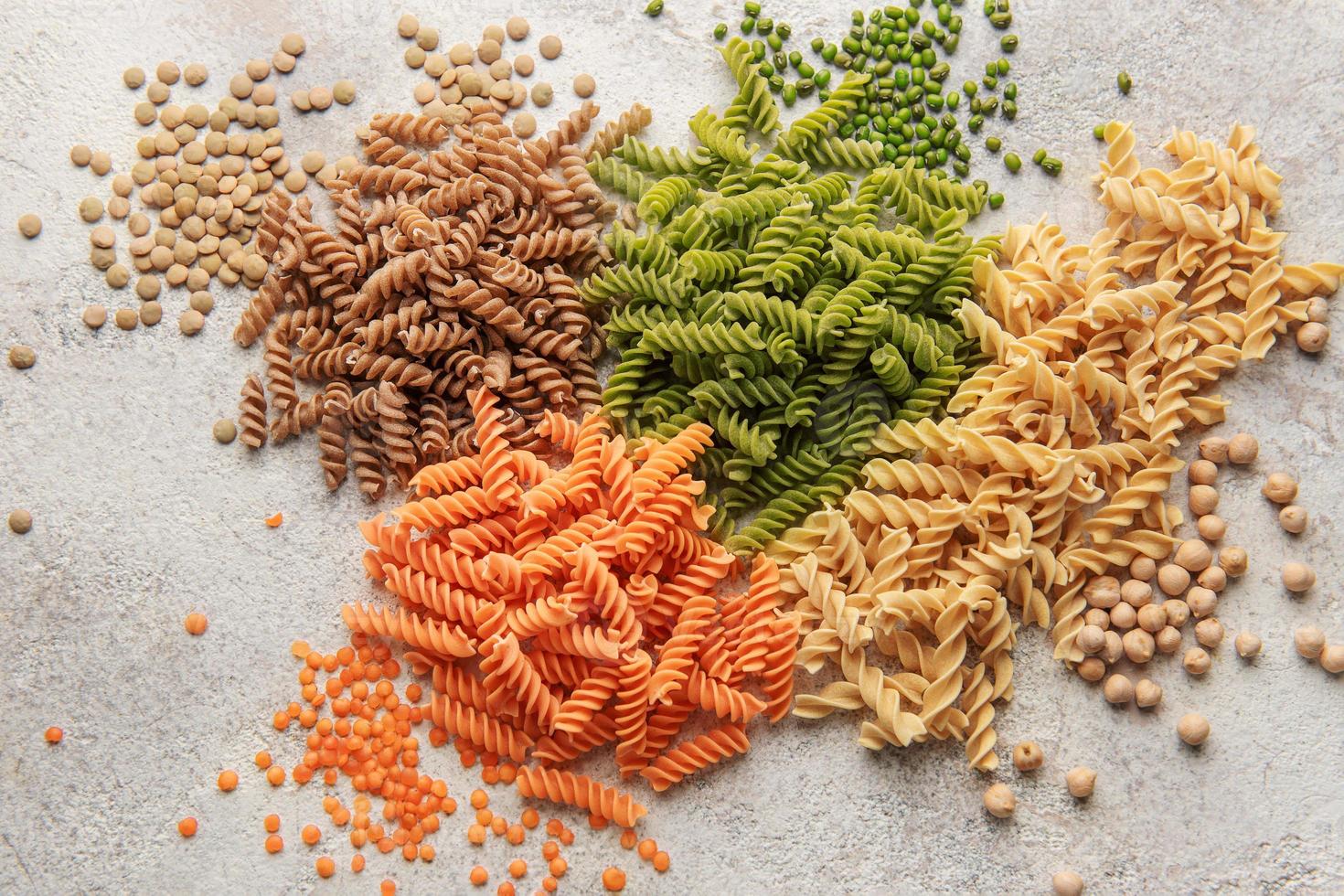 una variedad de pasta fusilli de diferentes tipos de legumbres. pastas sin gluten. foto