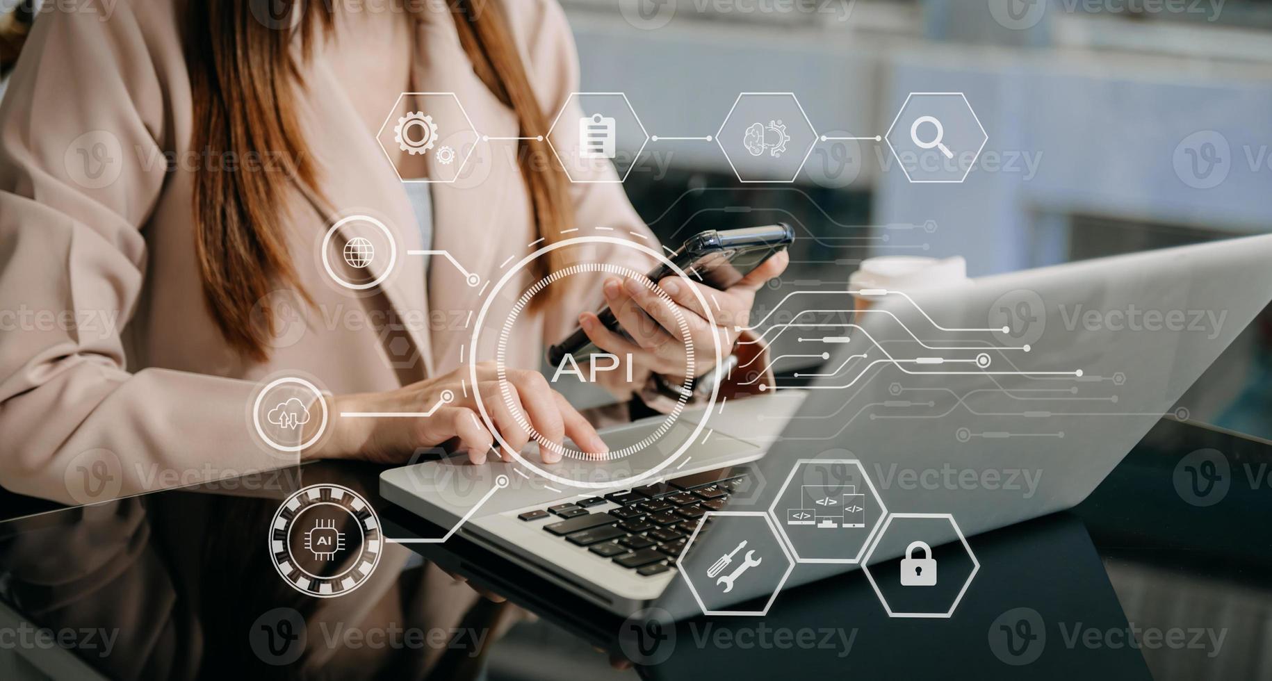 interfaz de programación de aplicaciones api, mujer que usa computadora portátil, tableta y teléfono inteligente con herramienta de desarrollo de software de icono api de pantalla virtual, tecnología moderna foto