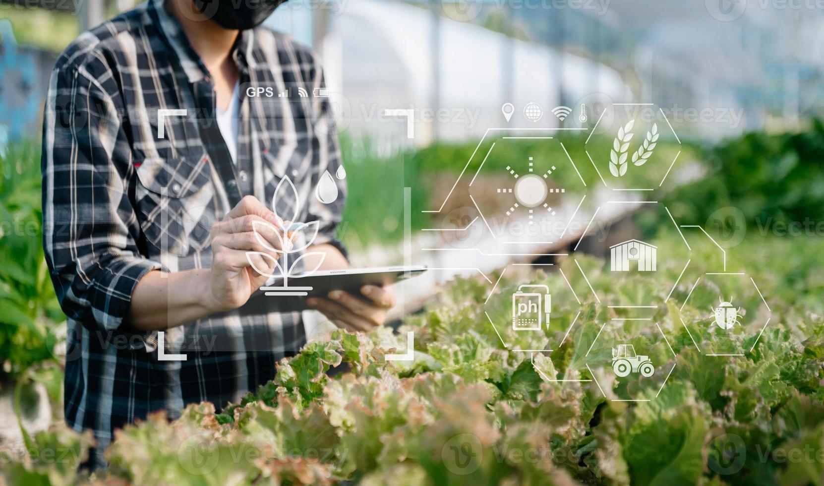 agricultor inteligente que utiliza la aplicación por conceptos de tableta tecnología agrícola moderna e icono visual. foto