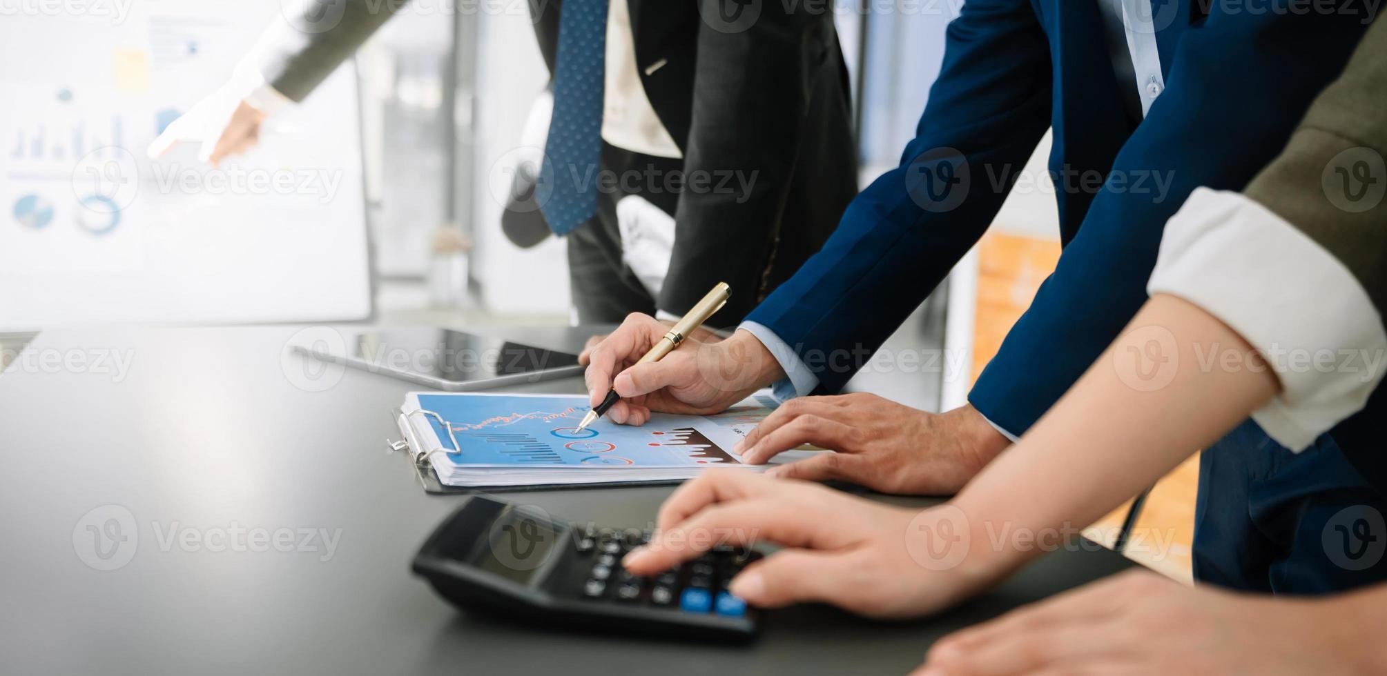 equipo de negocios en la mesa de oficina con teléfono inteligente y calculadora tableta digital y negocio gráfico con diagrama de red social y dos colegas discutiendo datos trabajando en la oficina foto