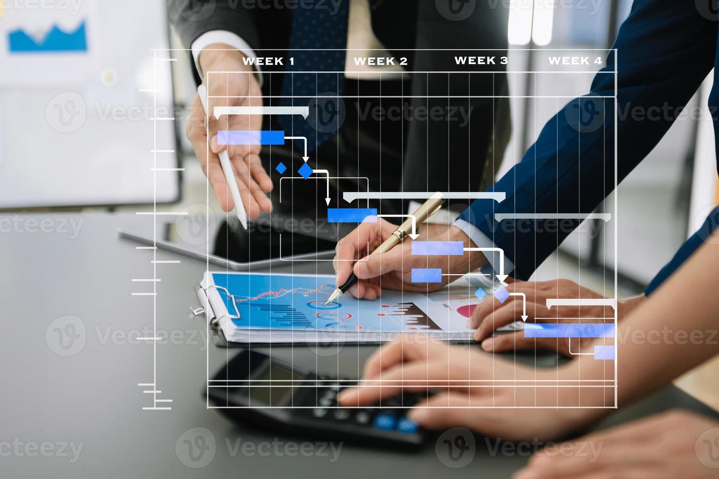 gerente de proyecto trabajando y actualizando tareas con hitos, planificación de progreso y diagrama de programación de diagrama de Gantt. Tranvía comercial trabajando en la oficina foto