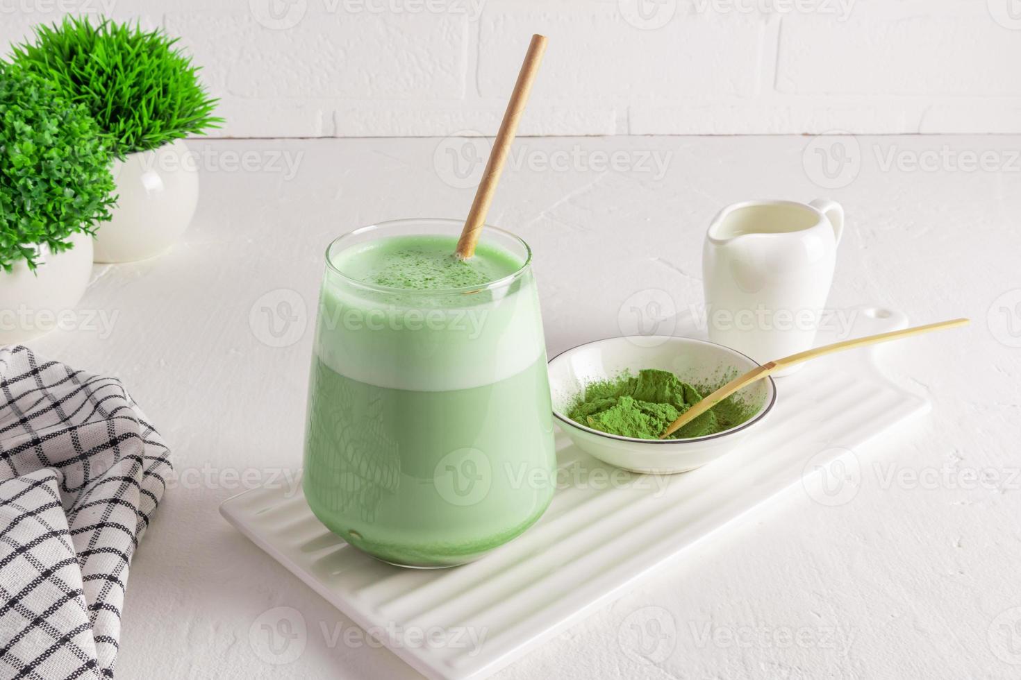 vista frontal de un vaso con una deliciosa bebida saludable. El té matcha latte orgánico es una alternativa al café de la mañana. máximo de nutrientes. foto