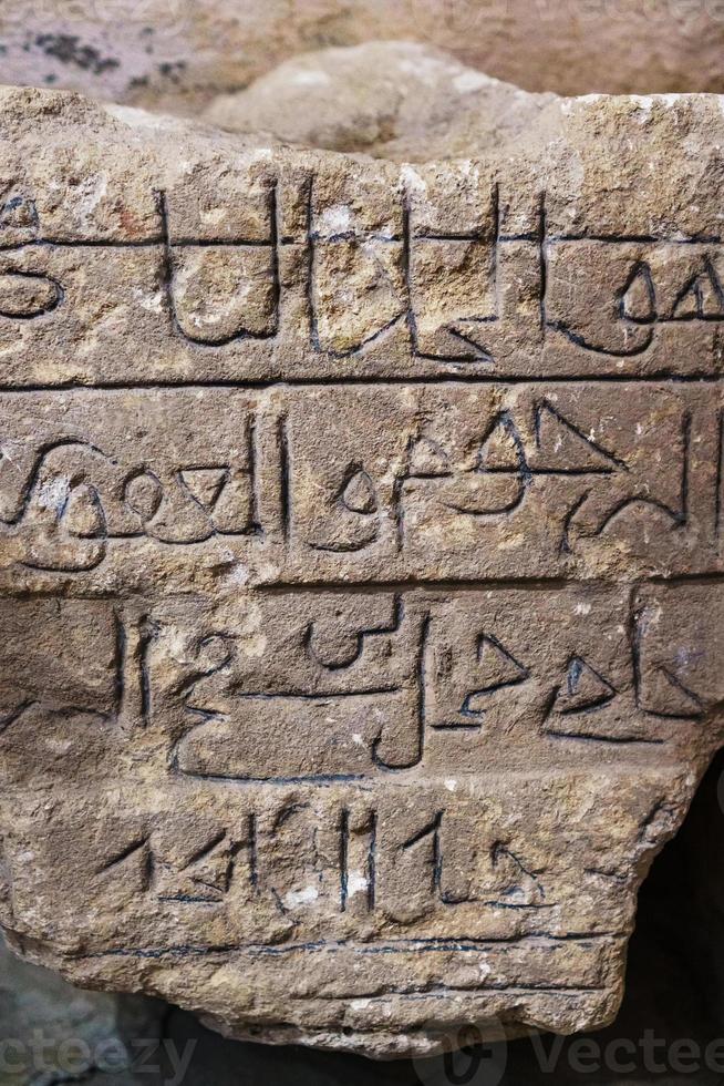 una losa de piedra con inscripciones antiguas, como resultado de una excavación arqueológica. foto
