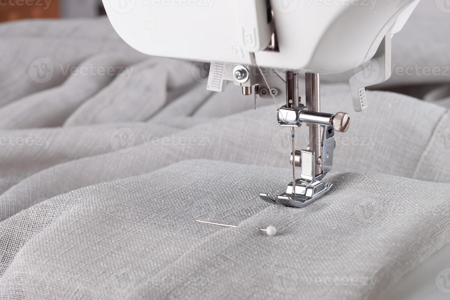 prensatelas de máquina de coser moderna y prenda de vestir. proceso de costura, hecho a mano, hobby, negocio foto