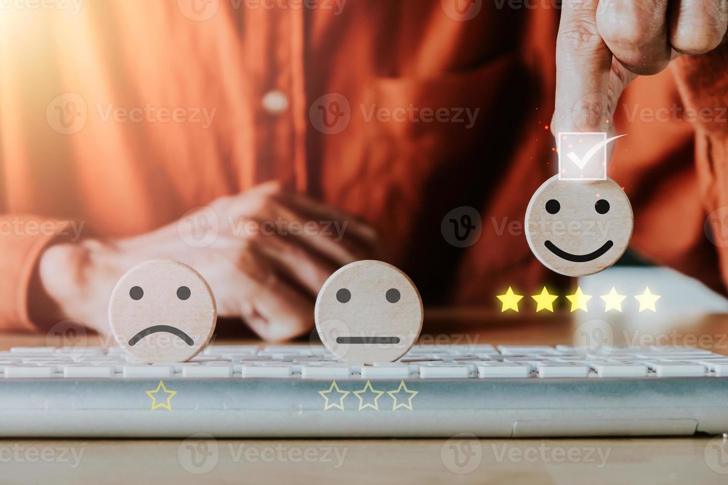 mano de hombre de negocios sosteniendo un emoticón de cara sonriente en la pantalla táctil virtual.buena calificación de retroalimentación y revisión positiva del cliente, experiencia, encuesta de satisfacción, concepto del día mundial de la salud mental foto