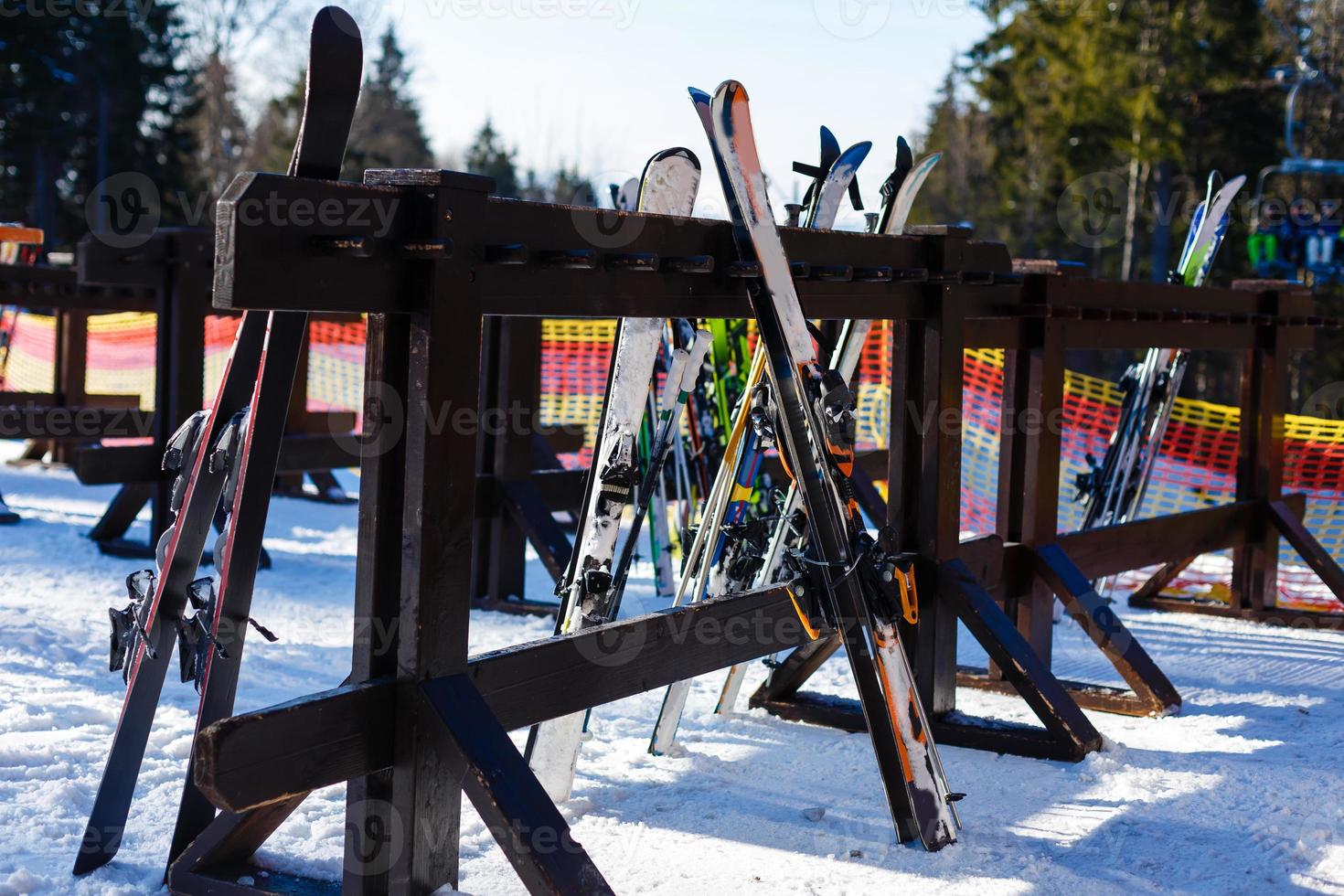 esquí, temporada de invierno, montañas y equipos de esquí en pista de esquí foto