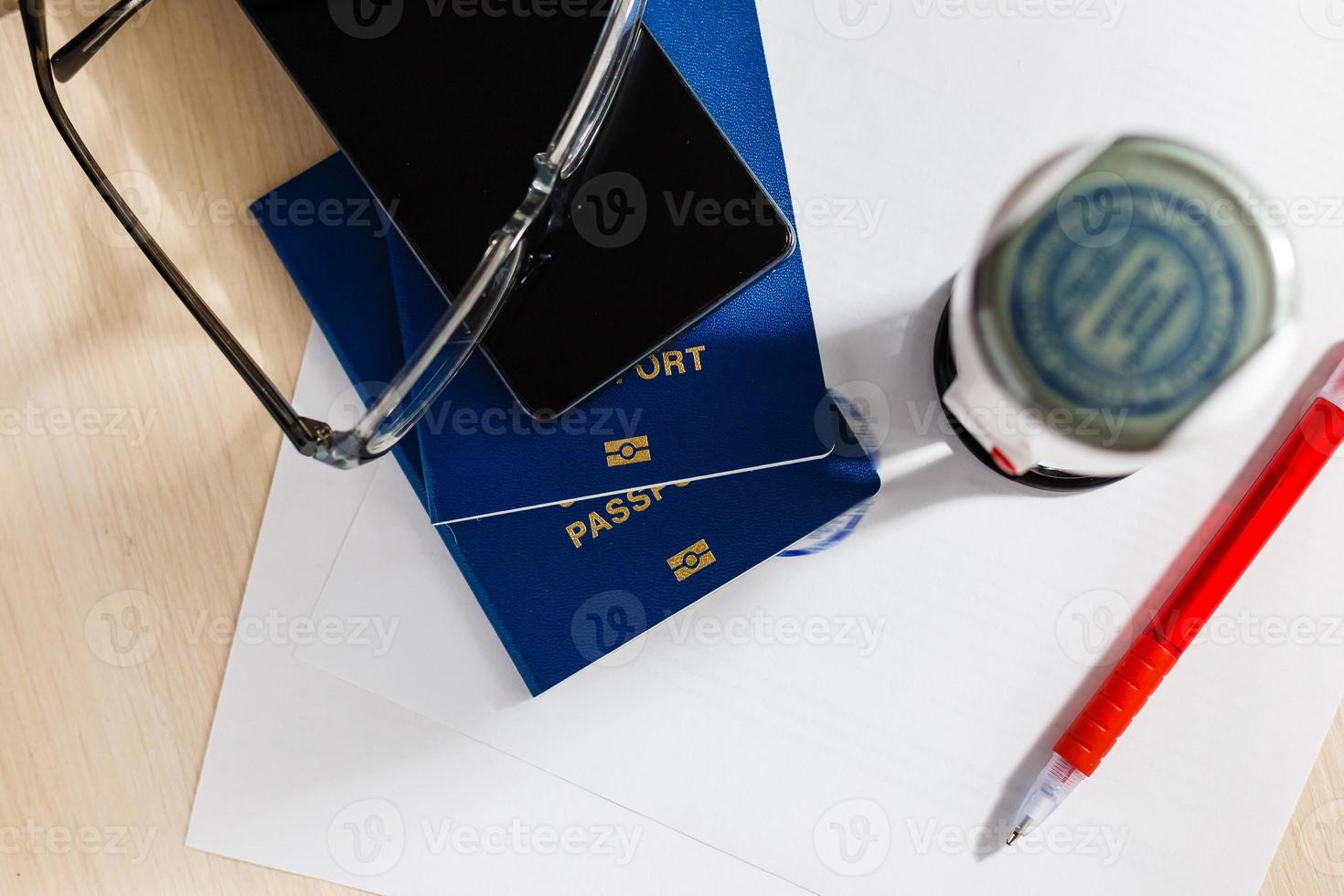 pasaporte en tarjeta de declaración con gafas y bolígrafo foto