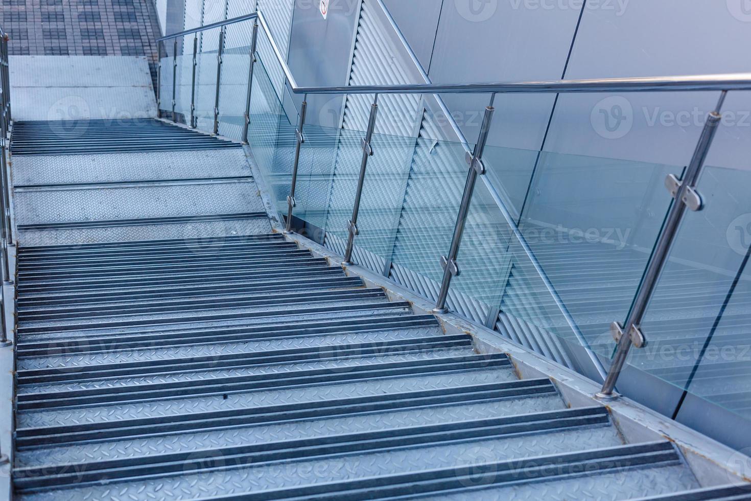 escaleras de cristal de lujo. escalera con vidrio y aluminio foto