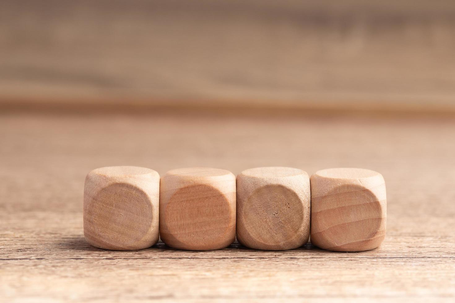 bloques de madera, sobre un fondo marrón, grupo de bloques de madera en blanco, espacio de copia de cubos para fondo de texto comercial como idea, objetivo, concepto de plan foto