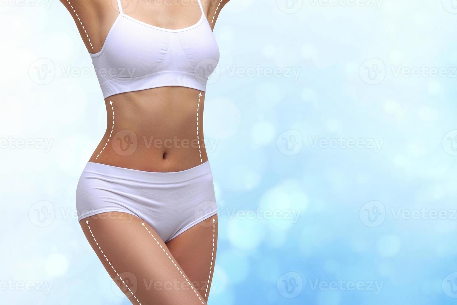 líneas punteadas en el hermoso cuerpo femenino. Primer plano de cuerpo de mujer slim fit con marcas blancas foto