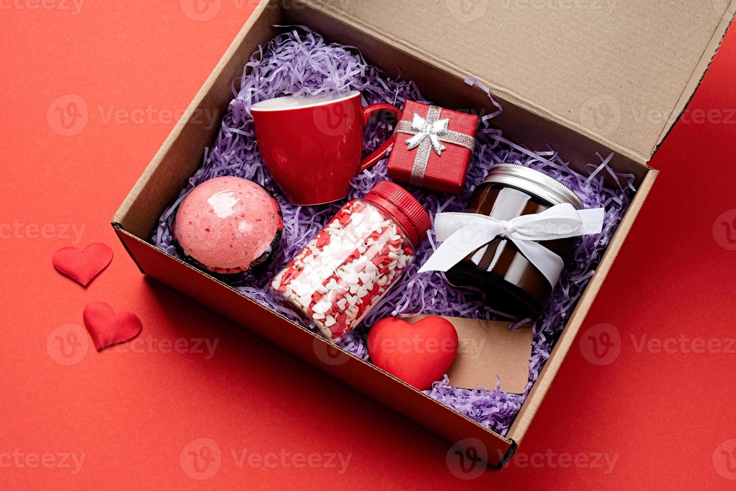 Artículos de primera necesidad Red Oscuro caja de regalo de temporada para el día de san valentín con velas, copa roja y dulces en forma de corazón sobre fondo rojo 17341919 Foto de stock en Vecteezy Artículos de primera necesidad Red Oscuro caja de regalo de temporada para el día de san valentín con velas, copa roja y dulces en forma de corazón sobre fondo rojo 17341919 Foto de stock en Vecteezy