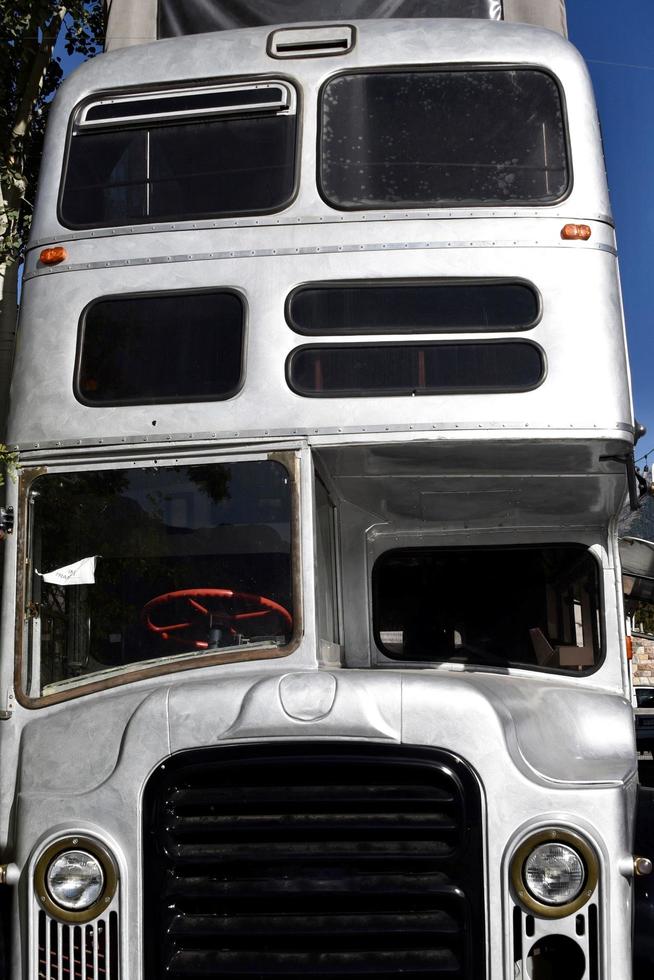 frente a un autobús de dos pisos foto