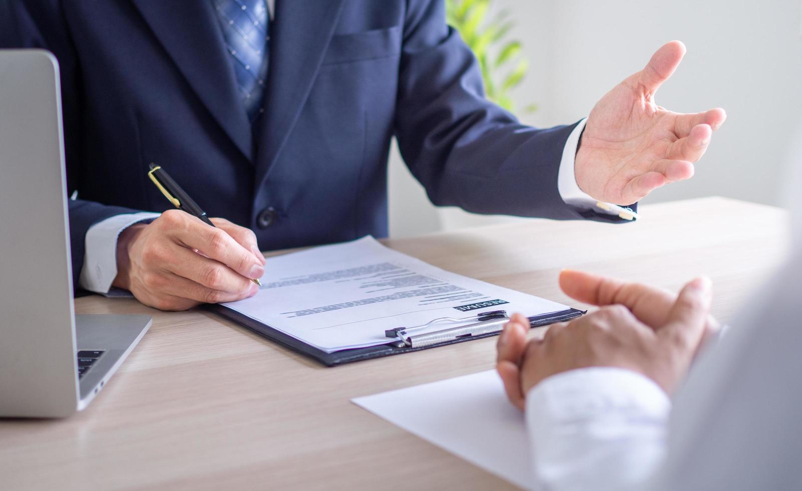 los ejecutivos están entrevistando a los solicitantes de empleo y realizando verificaciones de antecedentes. los solicitantes están hablando de su experiencia laboral pasada, educación y conocimiento. foto