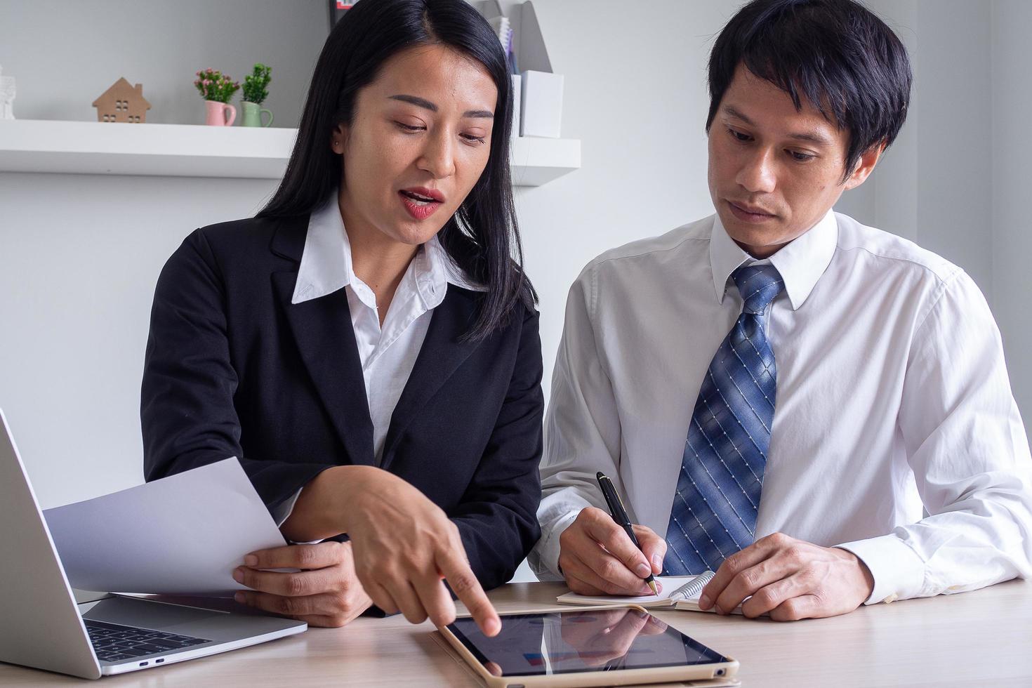 A beautiful Asian banker describes investment and profits from buying the Index Fund. Financial advisor photo