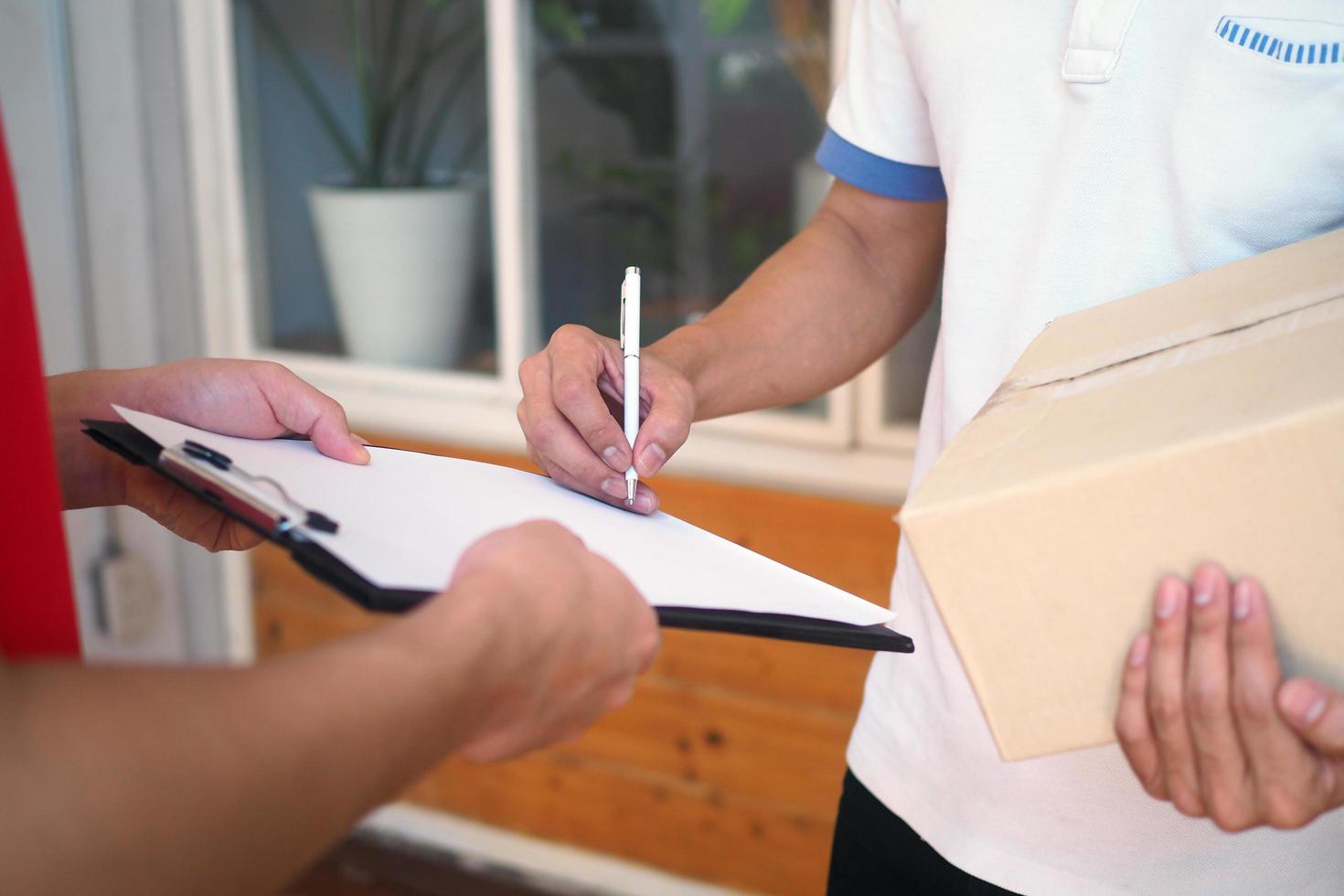 Deliver packages to recipients quickly, complete products, impressive services. photo