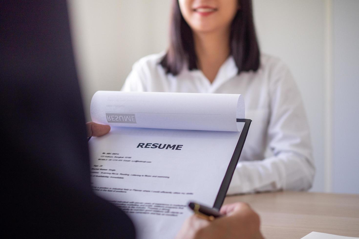 gente de negocios leyendo documentos de currículum de solicitantes de empleo. entrevistas de trabajo de una amplia gama de respuestas y experiencia laboral para adaptarse al puesto de trabajo. foto