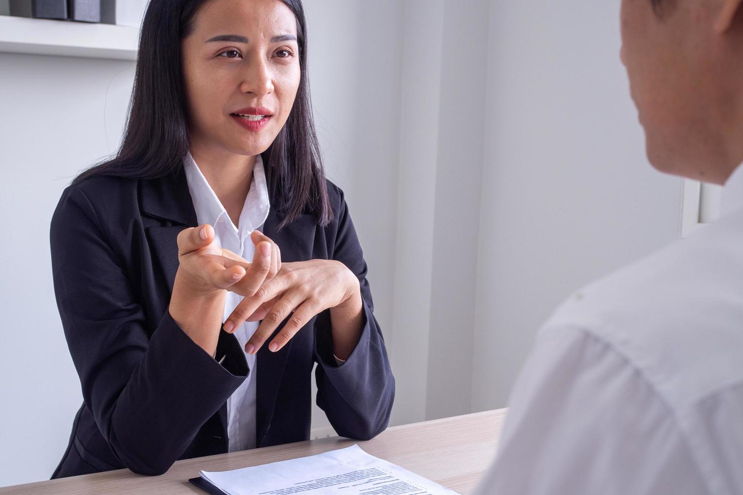 las mujeres de negocios o los consultores de comercio y finanzas están asesorando a los vendedores o clientes. la empresa sugiere soluciones a los problemas operativos. asesoramiento conceptos negocios negociación foto