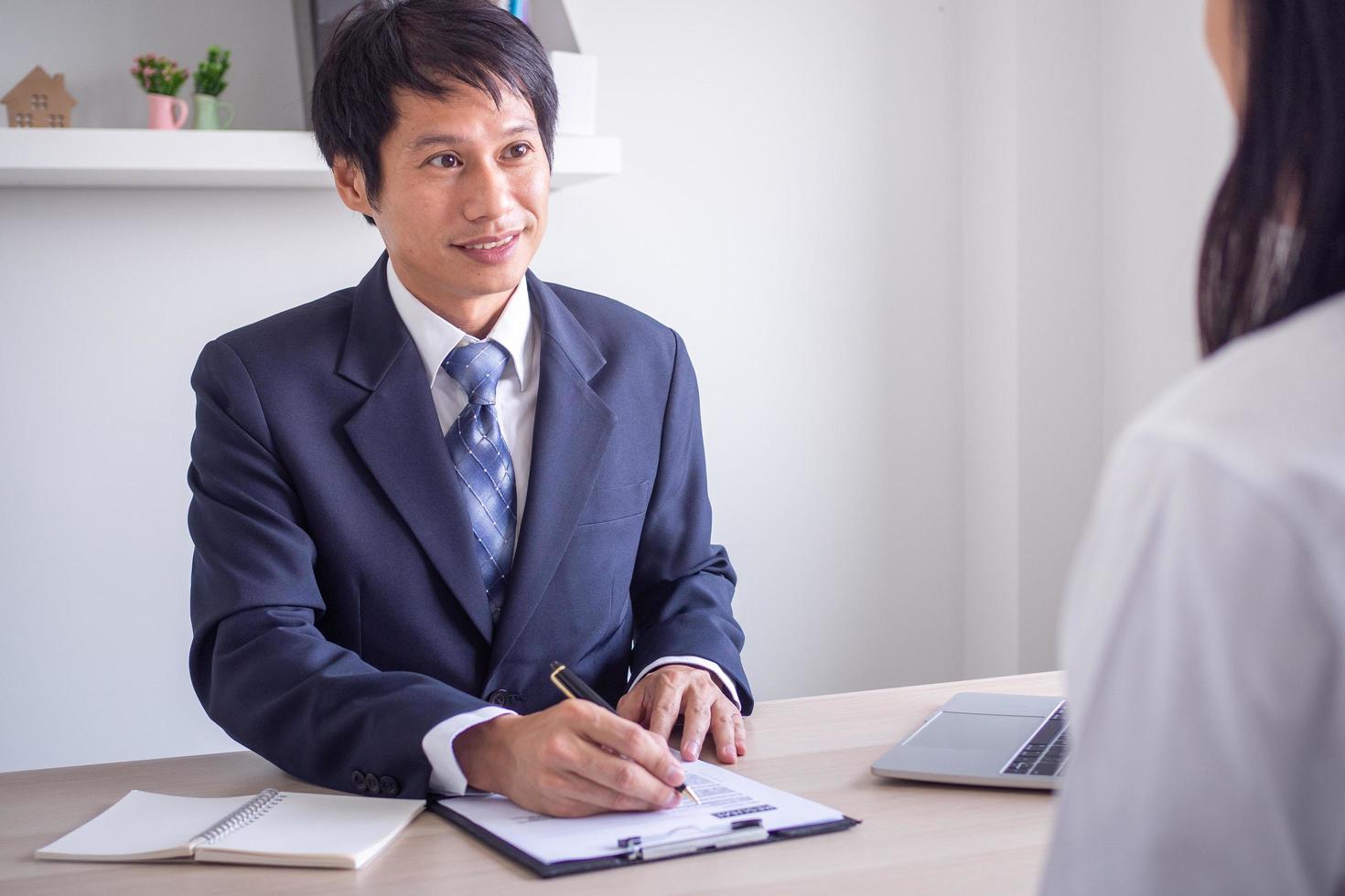 el gerente del departamento entrevistó a los nuevos solicitantes a partir de los currículos. considerando escribir historia y experiencia laboral pasada foto