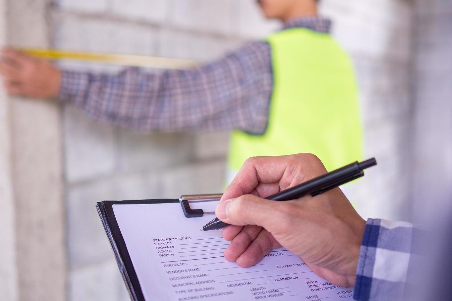 los inspectores verifican el proyecto de la casa que la propiedad ha asignado para trabajar con el ingeniero contratista. así como anotar los detalles del trabajo para que estén listos y correctos según el patrón. foto