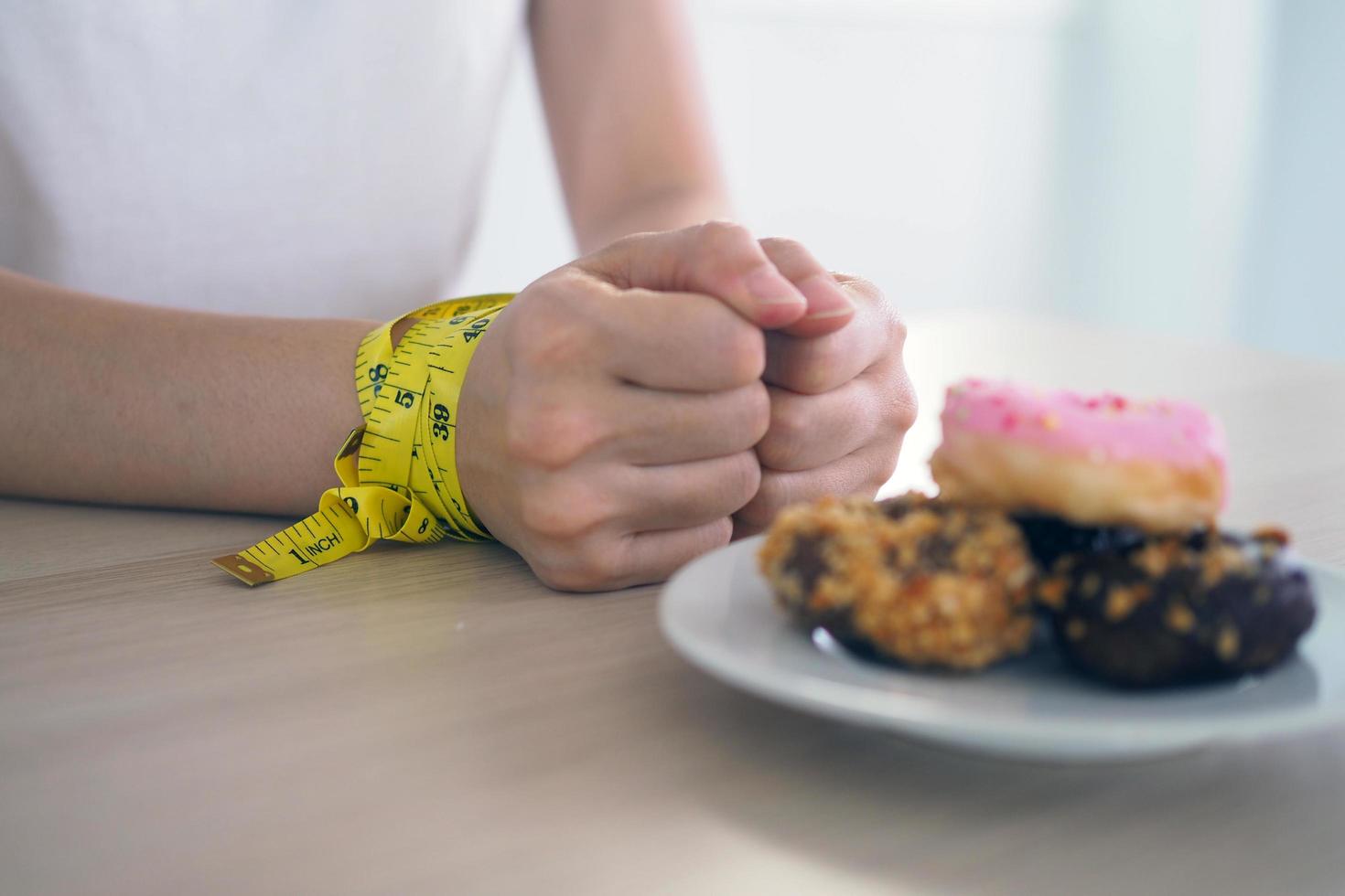 deja de comer postres y grasas para una buena salud. concepto de dieta foto