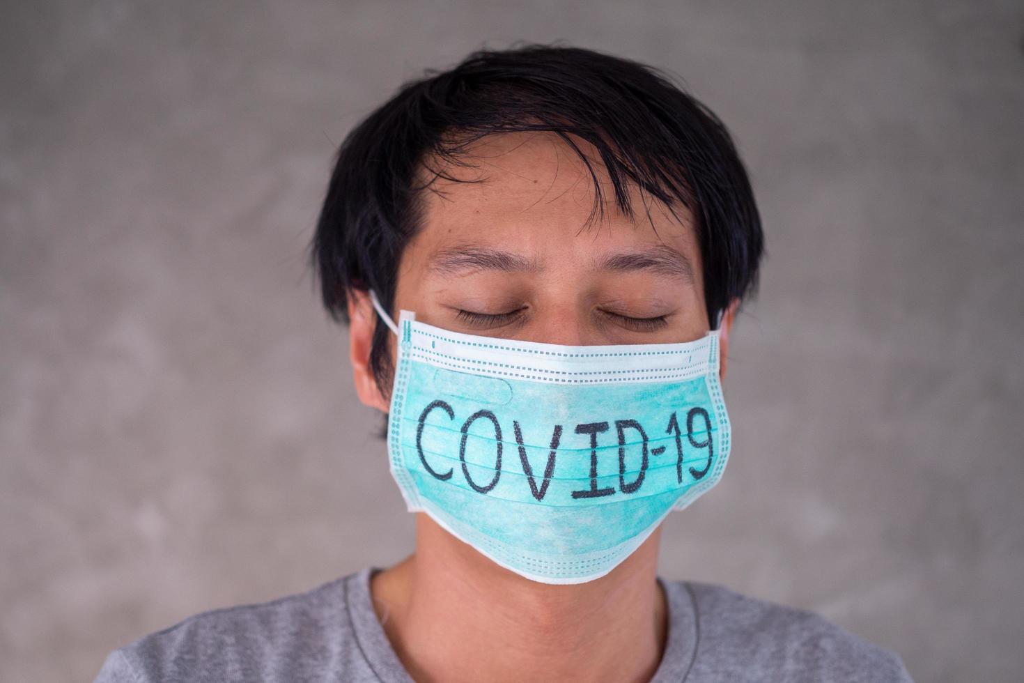 el hombre asiático se preocupa y teme usar máscara, escribe covid-19 la situación de la infección por el virus 2019-ncov en wuhan se está extendiendo por todo el mundo. plaga mortal del mundo concepto enmascarado para proteger foto