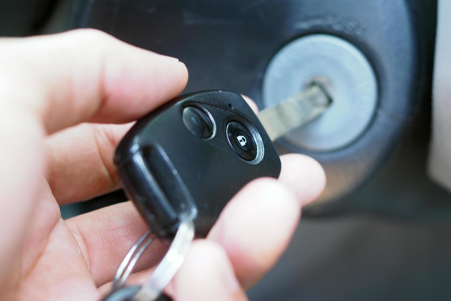 el propietario del coche enciende el motor del coche. foto