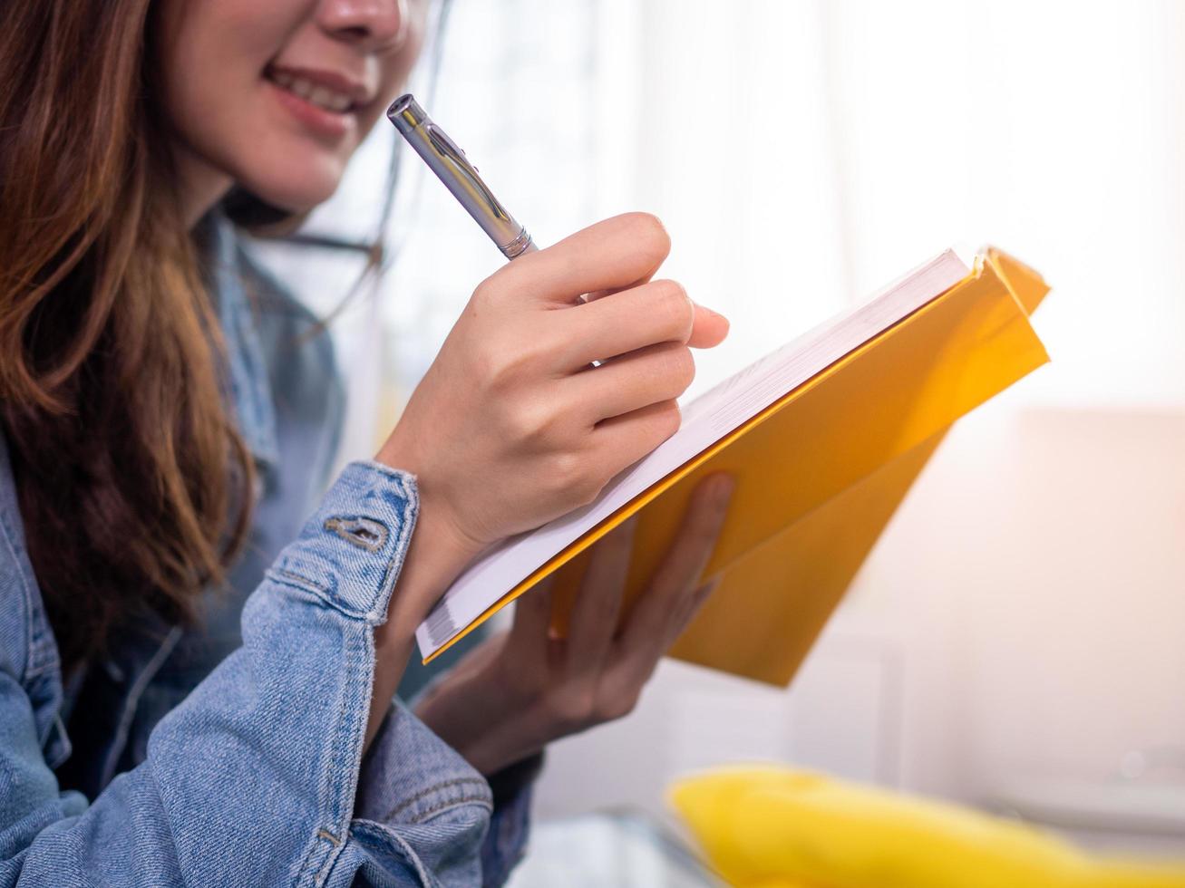 las escritoras están felices de escribir un diario amarillo para escribir notas o hacer planes. foto