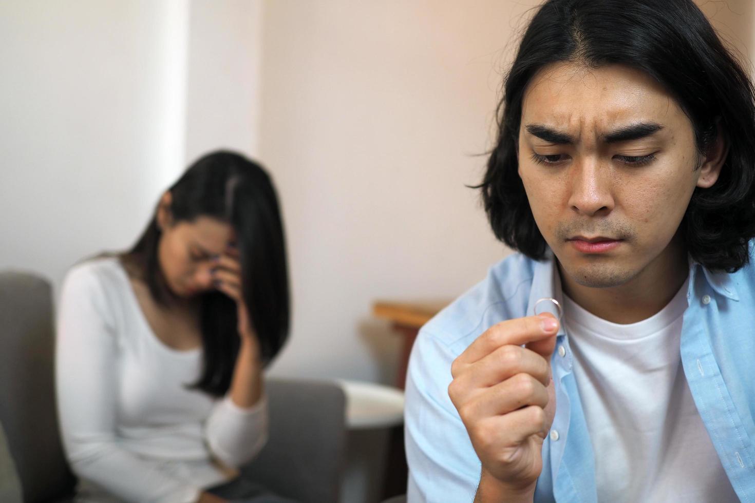 el joven decidió terminar la relación con la chica. romper el concepto foto